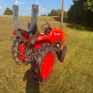 Tracteur utilitaire robuste Kubota L3901 avec moteur diesel fiable, transmission 4x4, forte capacité de levage et excellente performance. - Product Image 3