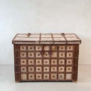 Coffre de mariage antique du XIXe siècle en teck indien, rustique, en bois massif, clouté de fer, vintage, pour couvertures, style ferme, pour salon - Product Image 2