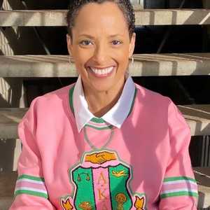 เสื้อสเวตเชิ้ตปักลายตัวอักษรกรีกพรีเมียมแบบยูนิเซ็กซ์ รุ่น AKA Pink Stripe Chenille Crest คอกลม ทรงสบาย สวมใส่ได้ทุกวัน - Product Image 5