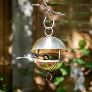 Mangeoire à oiseaux suspendue en laiton faite à la main pour décoration extérieure de jardinage, thème oiseaux - Product Image 1