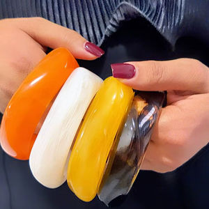 Bracelet jonc en résine de style vintage, poli à la main, personnalisé, pour femme, par AFZA ENTERPRISES - Product Image 1