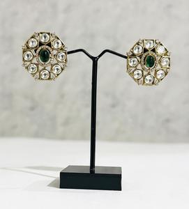 Boucles d'oreilles clous rondes Polki vertes de luxe plaquées or, bijoux de mode traditionnels indiens pour mariages et fêtes, pour femmes - Product Image 1