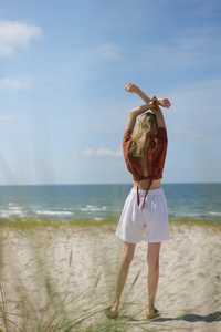 เสื้อผู้หญิงสไตล์วินเทจเรียบง่าย ผ้าลินิน 100% แบบพันรอบตัว ไร้แขน คอวี ผูกด้านข้าง เสื้อเบลาส์สำหรับใส่ทำงาน ODM เป็นมิตรกับสิ่งแวดล้อม ระบายอากาศได้ดี แบบผูกโบว์ - Product Image 5