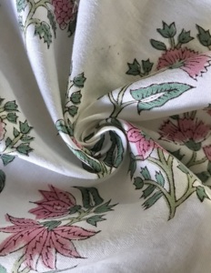 ผ้าฝ้ายพิมพ์ลายด้วยมือ – ลายดอกบุตะสีชมพู |   ฐานสีขาว |   สิ่งทอทำมือจากอินเดีย - Product Image 2