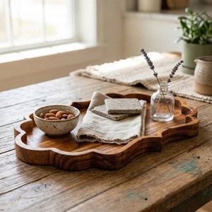 Bandeja de servir hecha a mano de madera de acacia con borde festoneado ornamental, decoración rústica estilo granja, bandeja de madera multiusos, bandeja de madera para servir alimentos. - Product Image 3