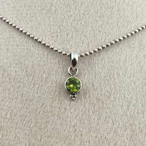 Colgante de Plata de Ley con Peridoto, Piedra de Nacimiento de Agosto, Gema Verde, Elegante Collar Hecho a Mano, Amuleto, Regalo - Product Image 5