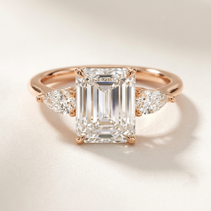 Anillo de tres piedras con diamante de corte esmeralda de 3 quilates en oro amarillo con piedras laterales en forma de pera, joyería clásica de compromiso para mujer, diseño personalizado. - Product Image 4