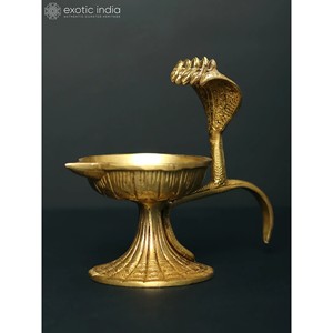 Soporte Diya de latón hecho a mano de 5 pulgadas con serpiente Panchamukha, ropa y accesorios musulmanes tradicionales hechos en India - Product Image 2