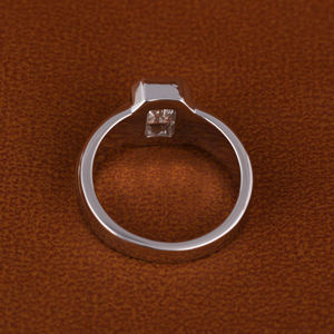 Bague solitaire personnalisée en or blanc 14 carats avec diamant de laboratoire taille émeraude CVD certifié IGI E VVS1 pour mariage et fiançailles, vente en gros - Product Image 3