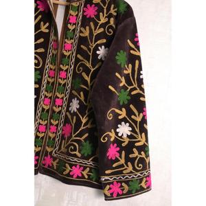 Veste en velours indien Suzani, broderie florale, style bohème, faite à la main, vêtements d'extérieur pour femmes, création de designer - Product Image 2