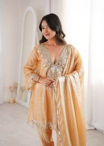 Salwar Kameez indien pakistanais en soie, avec broderies miroir et patchwork, idéal pour les fêtes, les mariages et les occasions décontractées. - Product Image 4