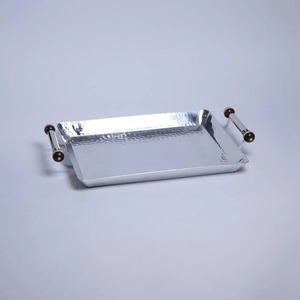 Magnifique plateau de service rectangulaire en métal argenté martelé, avec finition métallique polie et élégantes extrémités de poignées en bois. - Product Image 1