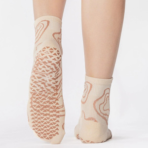 Chaussettes de yoga antidérapantes avec logo personnalisé, coton fumé et respirant pour le Pilates, vente en gros personnalisée certifiée Vietnam - Product Image 2