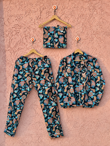 Atractivo Conjunto de Pijama Floral |   Ropa de Dormir de Algodón con Estampado Paisley Colorido |   Camisa y Pijama de Ajuste Cómodo con Bolsa a Juego - Product Image 2