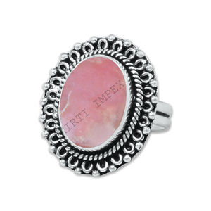 ดีไซน์มินิมอล เงินแท้ 925 ประดับพลอยโอปอลสีชมพูธรรมชาติ ดีไซน์ลายดอกไม้ ทันสมัย ตัวเรือนแบบ Bezel Setting  งานตอกลาย  เหมาะสำหรับงานปาร์ตี้ - Product Image 3