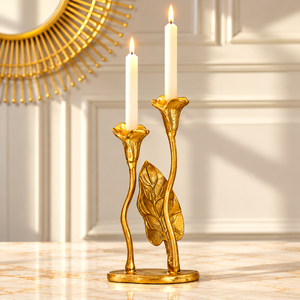 Porte-bougie double Jules en aluminium doré, support décoratif pour deux bougies, design floral élégant, centre de table de luxe - Product Image 1