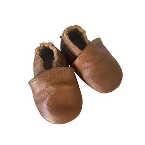 Chaussures en cuir souple pour bébé Relevo Custom, dessus en cuir véritable, talon plat, sangle élastique réglable, confortables pour les premiers pas - Product Image 2