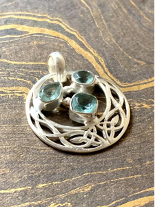Pendentif en argent 925 léger et minimaliste, motif filigrane de créateur, orné de plusieurs topazes - Product Image 3