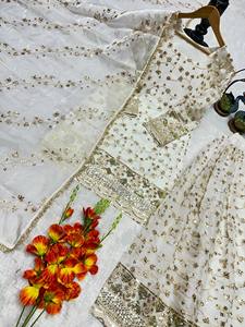 Ensemble sharara crème de créateur avec broderie dorée, haut sans manches avec pantalon palazzo et dupatta - Product Image 5