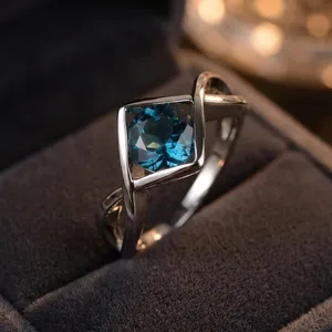 Anillo Geométrico de Plata 925 para Mujer con Topacio Azul Corte Princesa, Engaste en Bisel, Estilo Minimalista, Anillo de Compromiso - Product Image 1