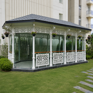 Pergola de jardin en verre blanc avec colonnes ornées, panneaux en treillis et balustrades décoratives - Product Image 1
