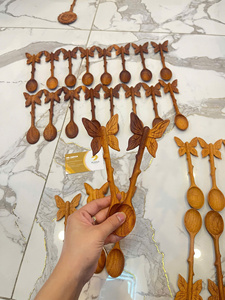 ช้อนไม้ธรรมชาติลายดอกไม้แกะสลักแบบใหม่ สไตล์อเมริกัน เป็นมิตรกับสิ่งแวดล้อม ขนาด 30 มล. สำหรับใช้ในครัวเรือนและธุรกิจ - Product Image 5