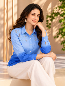 Blusa Casual de Manga Larga para Mujer, con Cuello Camisero, Botones y Detalle Calado, en Degradado Azul - Product Image 4