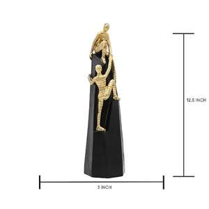 Statue moderne d'hommes grimpeurs en or et noir, symbole artistique de soutien, de leadership et de motivation - Product Image 6
