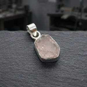 Pendentif Solitaire Élégant en Quartz Rose Naturel Brut et Argent Sterling 925 Sertie de Pierres, Unisexe, Minimaliste, pour Usage Quotidien - Product Image 5