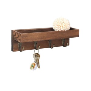 Porte-clés mural en bois raffiné, une pièce décorative pour la maison, conçu pour compléter les intérieurs résidentiels avec un rangement pratique et une touche esthétique. - Product Image 2