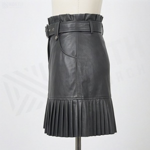 Jupe courte en cuir PU pour femme, taille haute, avec ceinture, ourlet plissé, couleur unie, style toutes saisons - Product Image 3