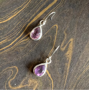 Boucles d'oreilles pendantes en améthyste au design élégant et tendance, 3,4 grammes, bijoux audacieux pour femmes, à porter en toute occasion - Product Image 2