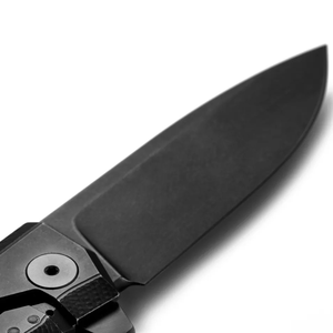 Couteaux pliants à manche à motifs noir et rouge avec lame foncée, clip de poche en métal, ouverture par flipper et poignée texturée pour usage quotidien en extérieur - Product Image 2