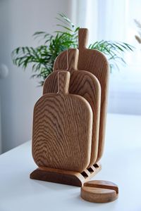 Tabla de cortar redonda de madera con asa, diseño de veta natural, para uso en la cocina. - Product Image 5