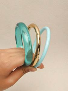Bracelet en résine artisanal fait main avec effet arc-en-ciel, bijoux de créateur élégants, bracelet en résine fait main avec des touches noires et dorées - Product Image 2