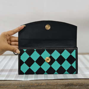 Porta Pasaportes de Cuero Genuino Hecho a Mano de Alta Calidad, Elegante, para Mujer, con Cierre a Presión Antirrobo, Corto - Product Image 3