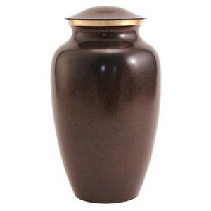 Urna de latón artesanal con un diseño clásico y acabado pulido para acariciar recuerdos de Axiom Home Accents - Product Image 3