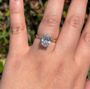 Anillo de Compromiso Lurba Jewels para Mujer, Oro Amarillo de 14K, Corte Ovalado, Diamante Cultivado en Laboratorio, Certificado IGI, con Halo Oculto, Moderno - Product Image 3