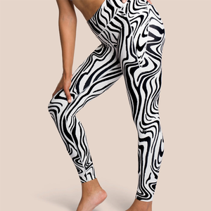 Conjunto Deportivo para Mujer con Estampado de Cebra Personalizado, Bra Deportivo Transpirable y Ligero, Shorts de Secado Rápido, Tallas Grandes, Diseño de Espalda en U, Cintura Elástica con Cinturón - Product Image 5