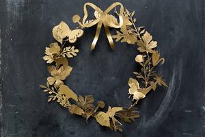 Corona Metálica Dorada con Mariposas y Hojas, Flores Decorativas Hechas a Mano, Estilo Glamuroso, Navidad, Sin Iluminación - Product Image 2