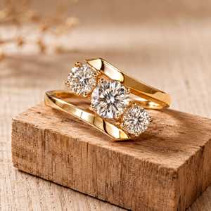 Bague Bypass à Trois Pierres en Or Massif Graduée avec Diamant de Laboratoire Rond Taillé Couleur E VVS – Coffret Cadeau Anniversaire Classique pour Fiançailles - Product Image 4