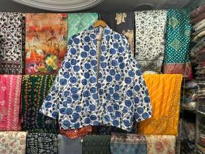 Chaqueta de Algodón Acolchada Reversible Hecha a Mano con Diseño Kantha de Jaif Textiles, Cierre con Botones de Cuerno, Ecológica, para Mujer - Product Image 5