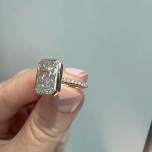 Anillo de compromiso con incrustaciones de circonitas cultivadas en laboratorio, corte radiante de 4 quilates, para mujer, anillo de oro de 14 quilates con banda pavé, regalo de aniversario, promesa. - Product Image 5
