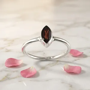 Anillo de Plata de Ley 925 con Granate, Corte Marquesa, Engaste de Bisel, Anillo Minimalista con Piedra Preciosa para Uso Diario de Mujer - Product Image 5