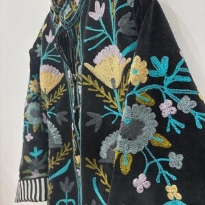Chaqueta de terciopelo con bordado floral Suzani, abrigo estilo festival folclórico uzbeko con relleno de algodón para ropa exterior tipo bomber/duster a precio económico. - Product Image 2
