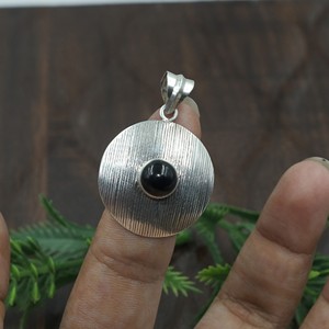 Colgante redondo de plata de ley 925 con ónix negro, hecho a mano, con textura, colgante circular llamativo, joyería minimalista, regalo para mujer - Product Image 6