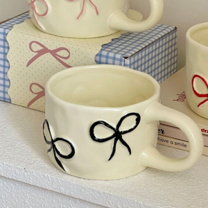 แก้วกาแฟเซรามิกสไตล์ INS ลายนูนรูปโบว์ริบบิ้น 3 มิติ น่ารัก แก้วน้ำชา นม สีขาว ทำมือ สำหรับร้านกาแฟ สำนักงาน ขายส่ง - Product Image 1