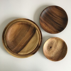 Ensemble d'assiettes de service en bois faites à la main, design minimaliste rond, bois massif, finition polie, plats et assiettes - Product Image 3