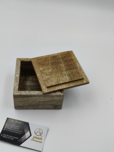 Boîte cadeau en bois de manguier, finition bois naturel avec couvercle magnétique sécurisé - Product Image 6