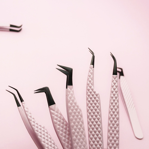 Pince à cils rose personnalisée à marque privée avec manche en forme de cœur, pince à cils pour extensions avec poignée en fibre en forme de cœur - Product Image 3